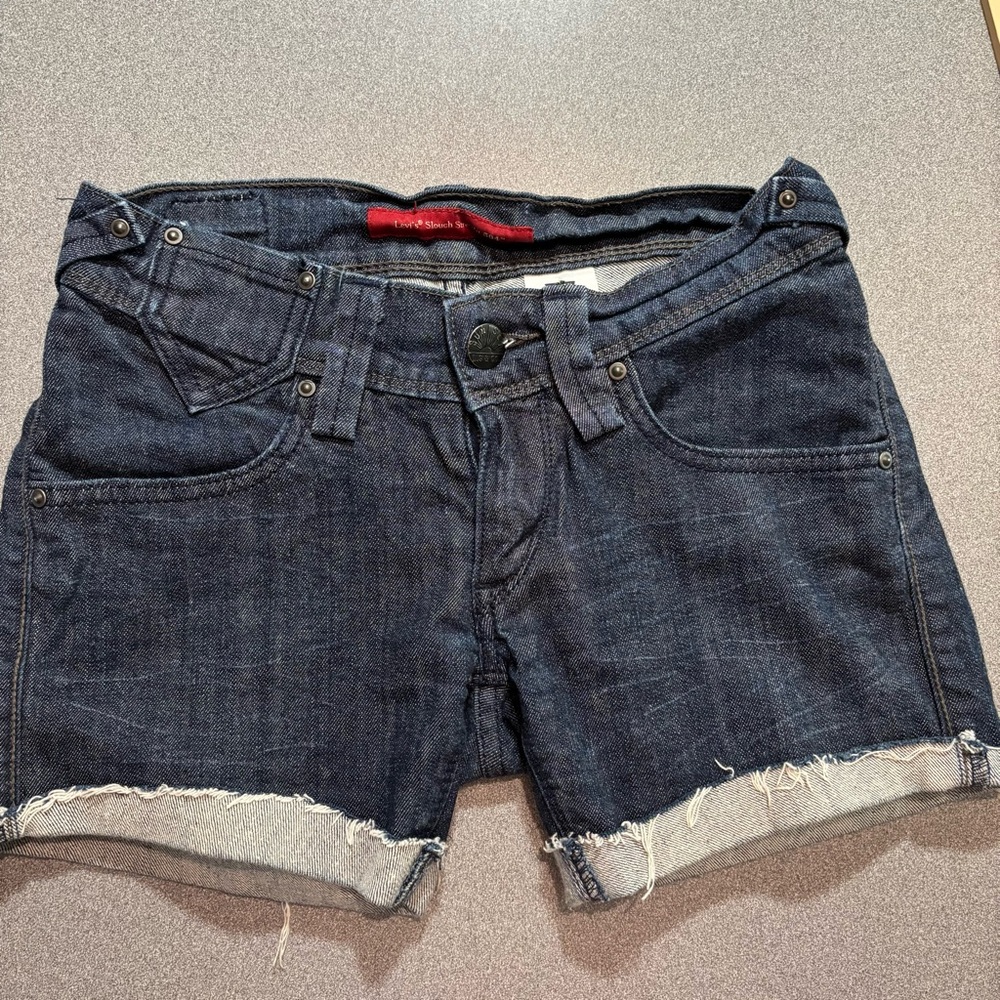Levi’s slouch straight 504 cut off Jean shorts. SZ W25. Roll raw‎ cuff.
